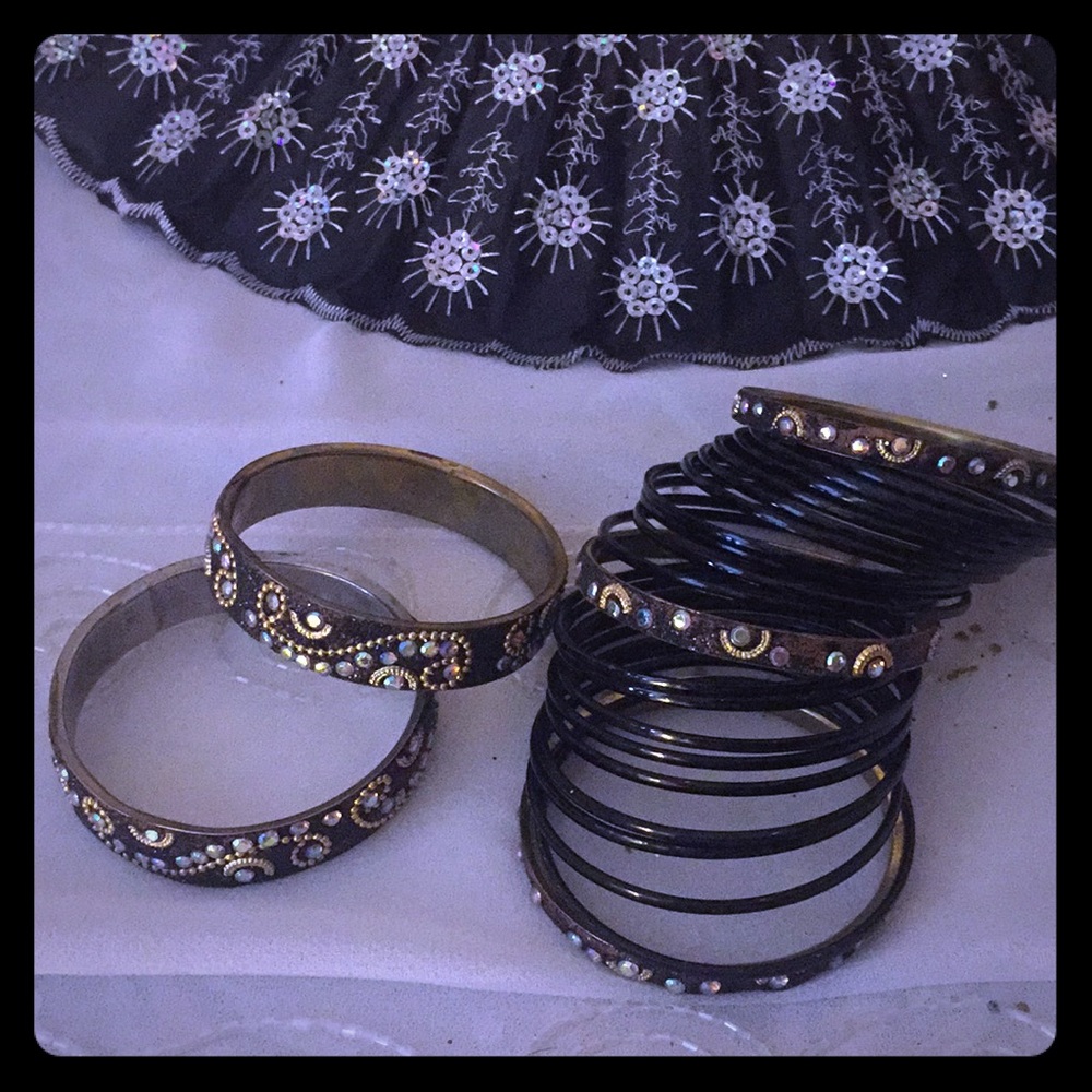 Black and stonework decorative bangle set